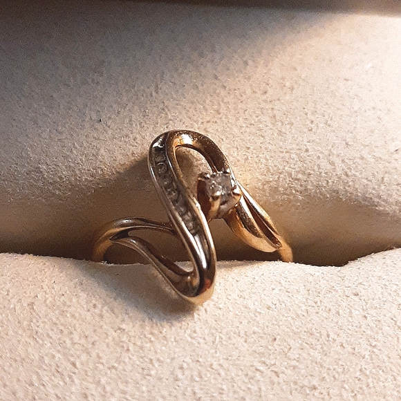 Ladies 10k Yellow gold ring - Picture 1 of 5